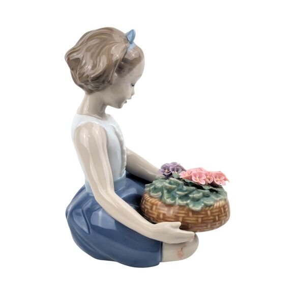 2010 Lladró "Basket of Love" Figurine: Annual Piece Girl with Flowers - Picture 3 of 7